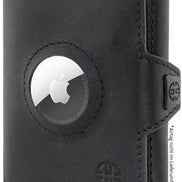 Schwarzes Wallet aus Rindsleder mit AirTag in der Mitte. Dieses ist eingefasst in das Leder. Auf der Rechten Seite befindet sich eine Lasche, mit der man die kleine Geldbörse öffnen kann. Es ist ein Tri-Fold Portemonnaie. Das Design ist edel.