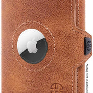 Cognac braunes Wallet aus Rindsleder mit AirTag in der Mitte. Dieses ist eingefasst in das Leder. Auf der Rechten Seite befindet sich eine Lasche, mit der man die kleine Geldbörse öffnen kann. Es ist ein Tri-Fold Portemonnaie. Das Design ist edel.